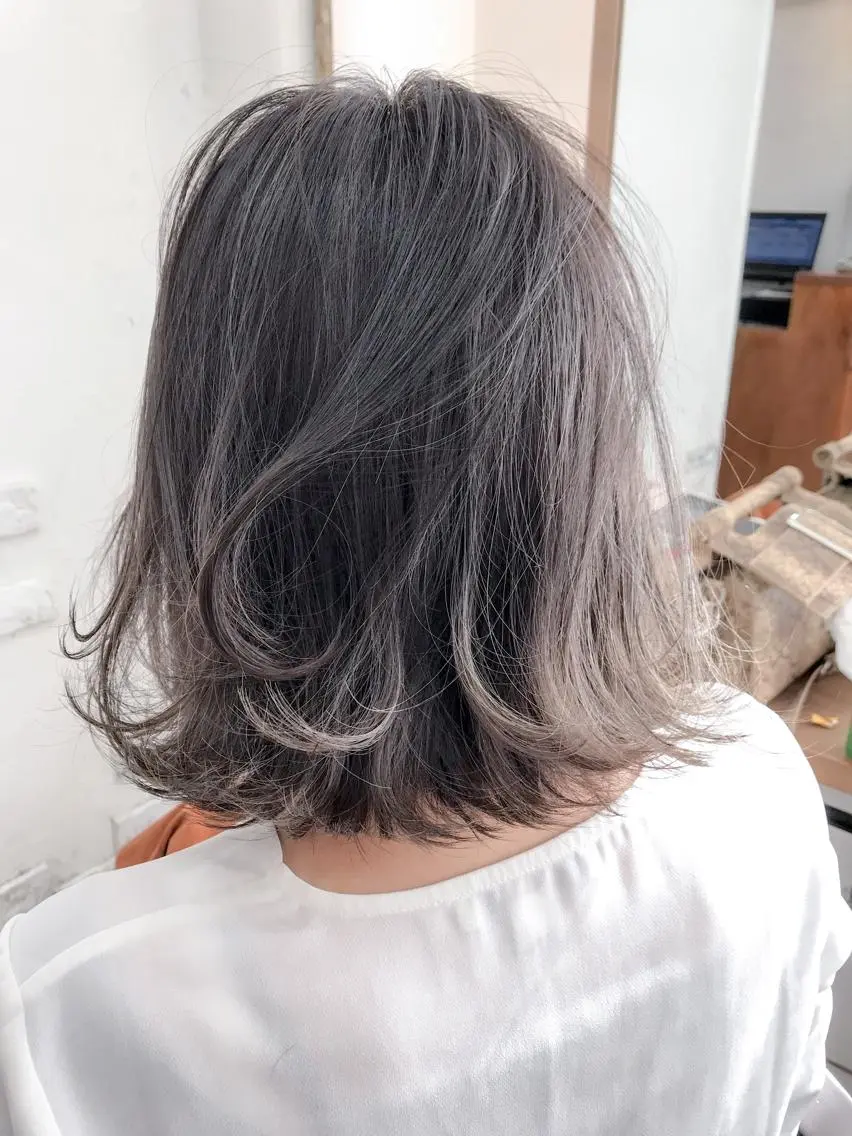 ミディアム カラー ブリーチ ブルーカラー ハイライトカラー ハイライト ヘアカラー BOX mico.のヘアスタイル