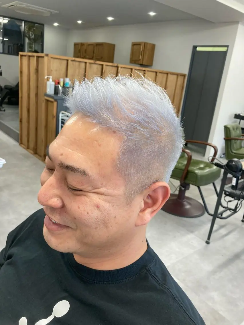 カラー メンズ シルバー ホワイトシルバー カット ヘアカラー SHAFT Ieiriのヘアスタイル
