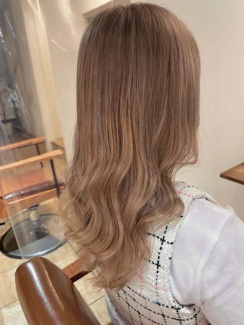 セミロング カラー ベージュカラー ブリーチ ミルクティーベージュ ヘアアレンジ にいた　かづしげのヘアスタイル