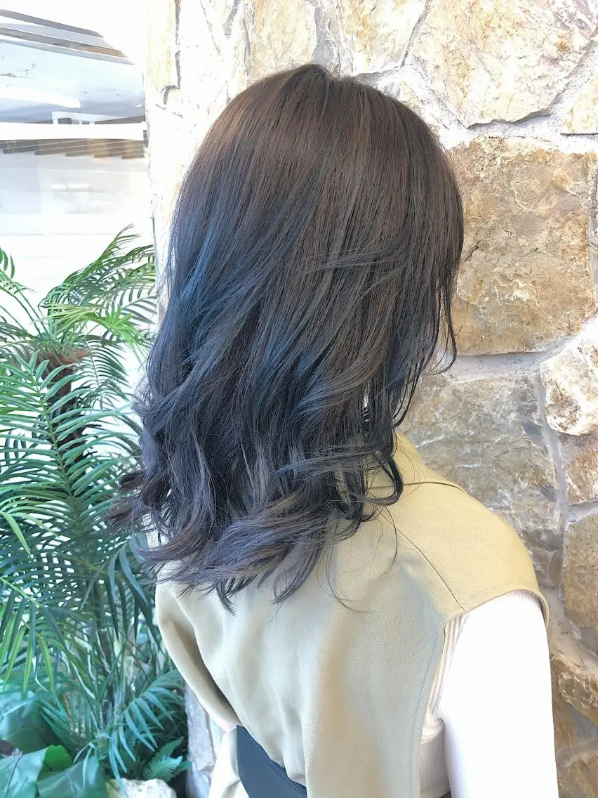 セミロング 傷ませにくいブリーチ 浦野優希のヘアスタイル