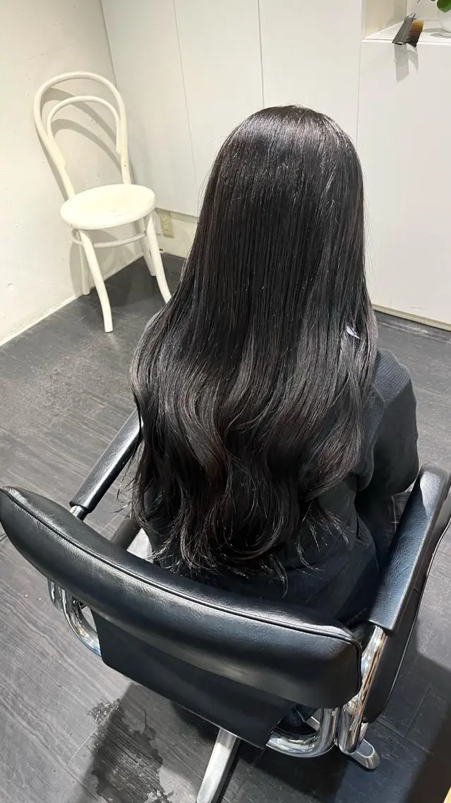 ロング カラー 透明感カラー ダークグレー ダークグレージュ グレージュ 透明感ｶﾗｰ✧︎*。 細田 碧のヘアスタイル
