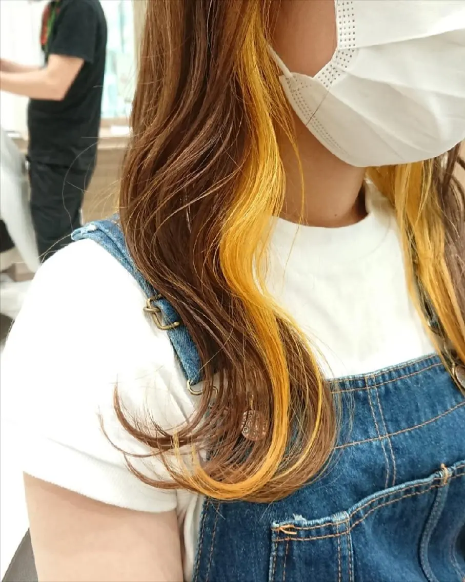 セミロング カラー ブリーチ ケアブリーチ インナーカラー イエローカラー ウルフカット/デザイ ンカラー/あらげのヘアスタイル