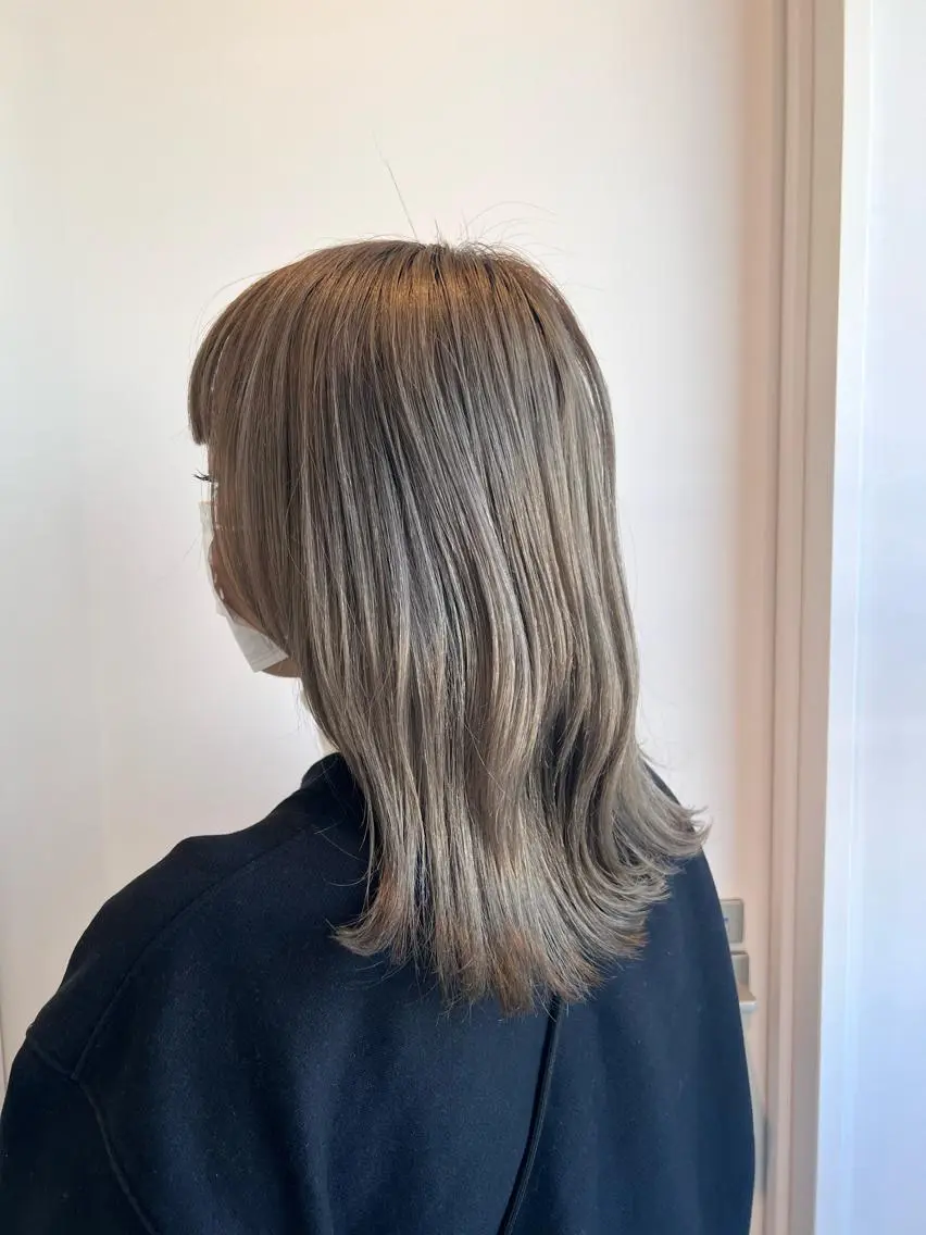 ミディアム カラー ブリーチ グレージュ ヘアカラー 松坂 真衣のヘアスタイル