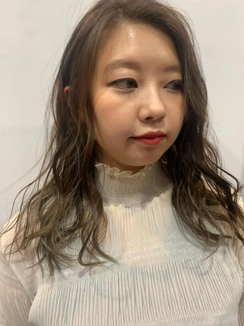 ミディアム カラー ハイライトカラー オリーブグレー ハイライト 中目黒🌼 🌼ハナのヘアスタイル