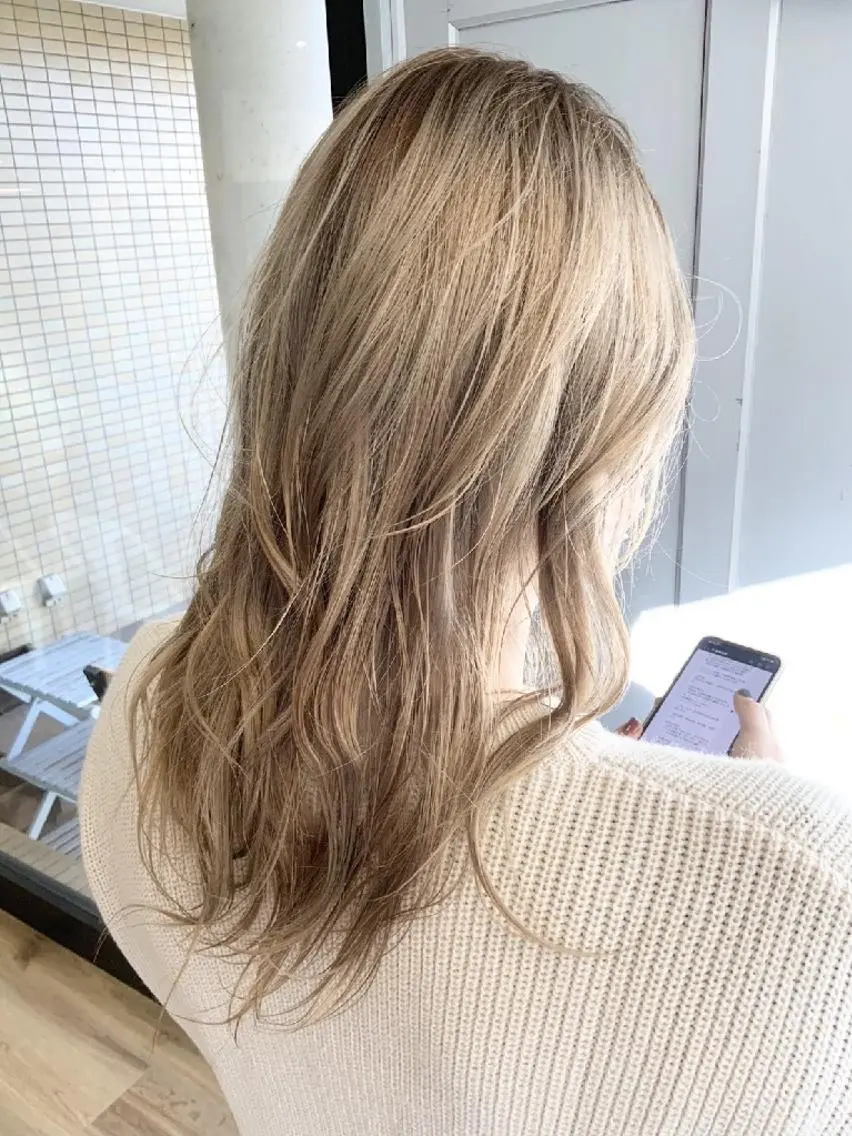 カラー ベージュカラー ブリーチ ホワイトベージュ ヘアカラー トリートメント 堀 望美のヘアスタイル