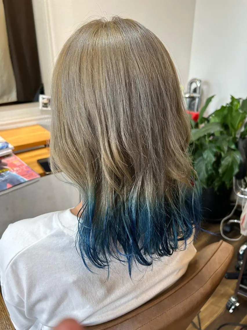 セミロング カラー ブルーカラー ダブルカラー 石川 奈緒子のヘアスタイル