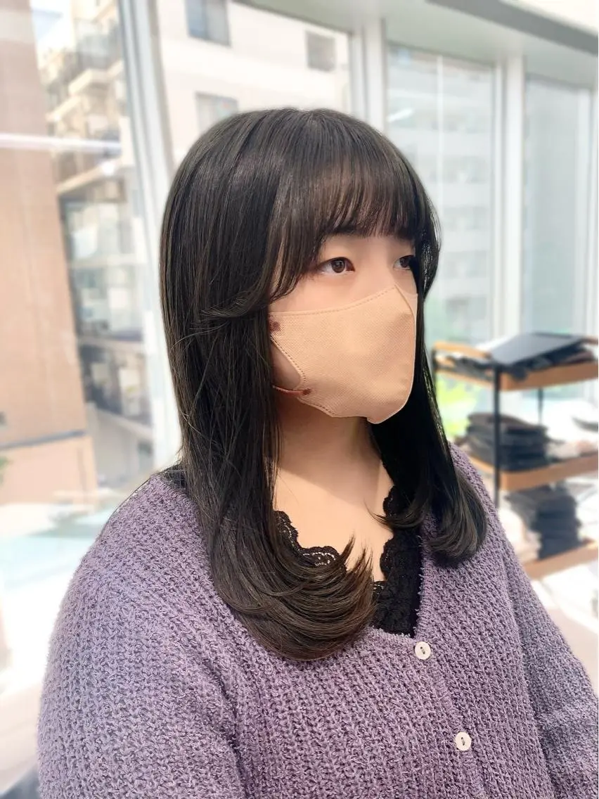ミディアム カラー パーマ ヘアアレンジ メンズ キッズ ネイル マツエク・マツパ アイブロウ カット 縮毛矯正 レイヤーカット／ 巻ける縮毛矯正のヘアスタイル
