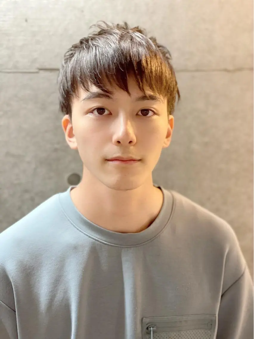 ショート メンズ メンズバレイヤージュ センターパート メンズハイライト メンズインナーカラー マッシュ 原宿アンリ 山下卓也のヘアスタイル