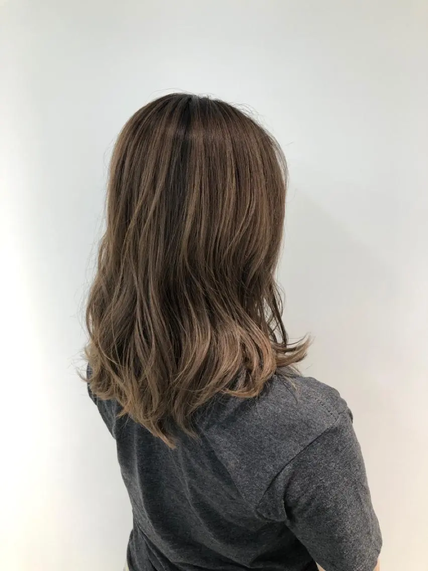 セミロング レイヤーカット 白髪ぼかしモデル募集 赤岡翔太のヘアスタイル