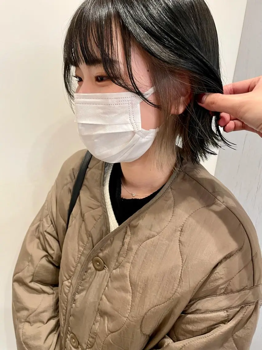 ショート カラー ベージュカラー イヤリングカラー ボブ 外ハネヘア ラーム 乃木店のヘアスタイル