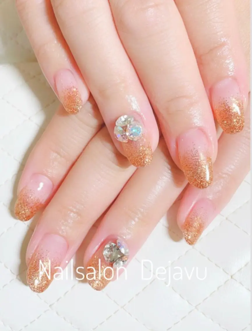 ネイル アートネイル グラデーション ラメ(グリッター) ラメグラデーション ストーンネイル ハンドネイル Nail salon Dejavu 🌿のネイルデザイン