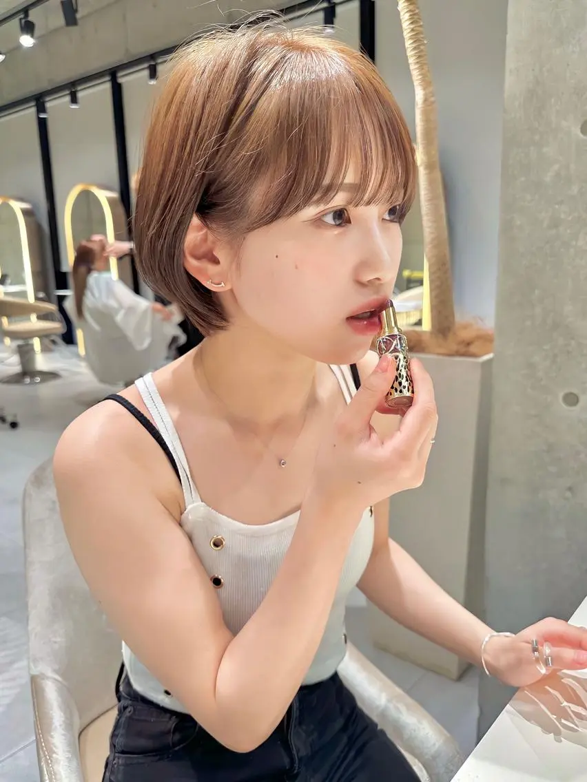ショート カラー カット ヘアカラー かえ🩶韓国ボブ🎀 透明感カラー🥣のヘアスタイル