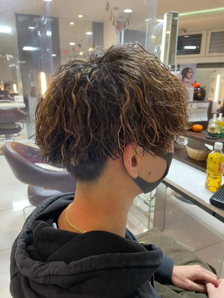 ショート カラー パーマ メンズ メンズハイライト メンズパーマ ハイライトカラー ハイライト SHUN メンズパーマのヘアスタイル