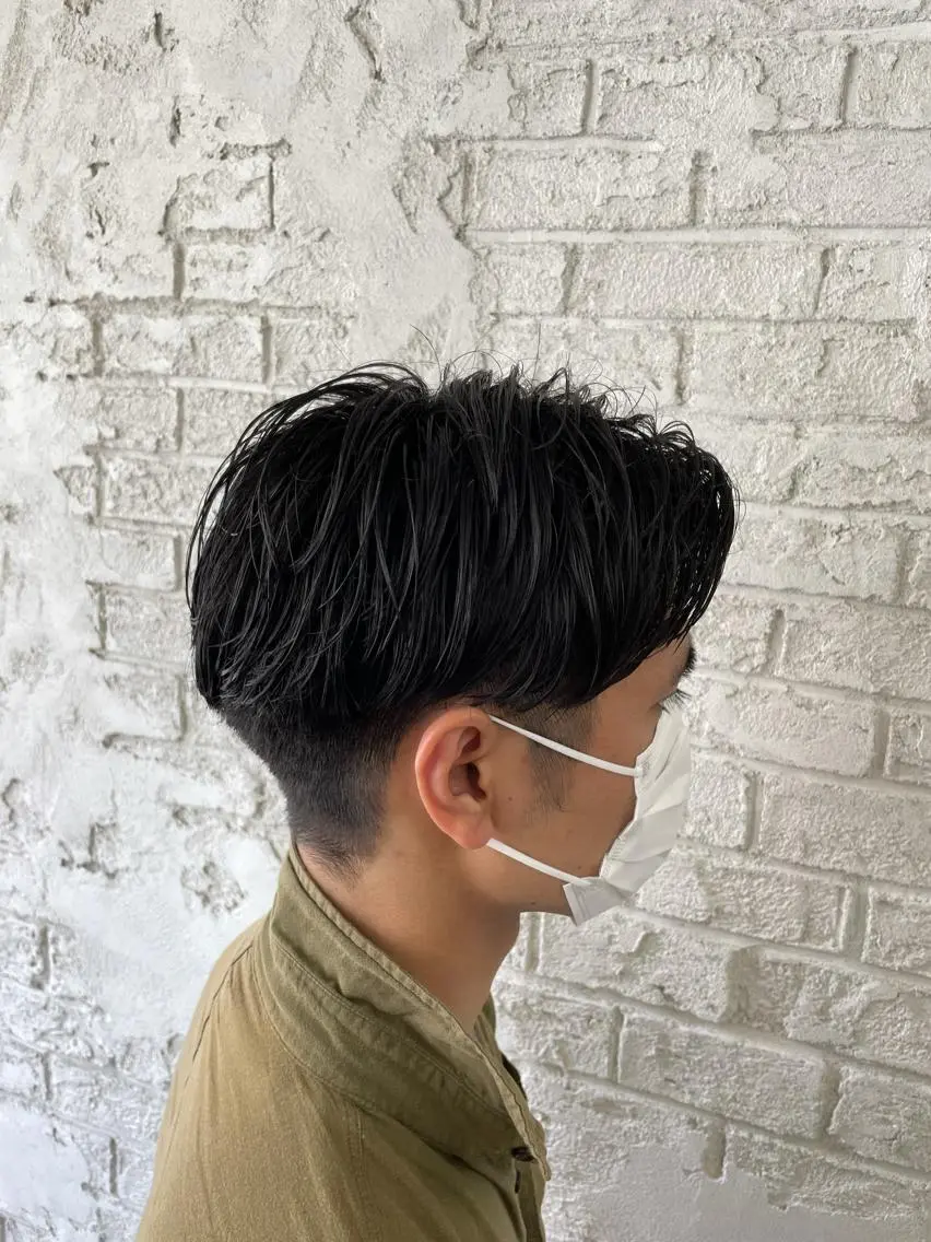 ショート パーマ メンズ センターパート メンズパーマ ニュアンスパーマ ブリーチ特化 ハイトーンRYOYAのヘアスタイル