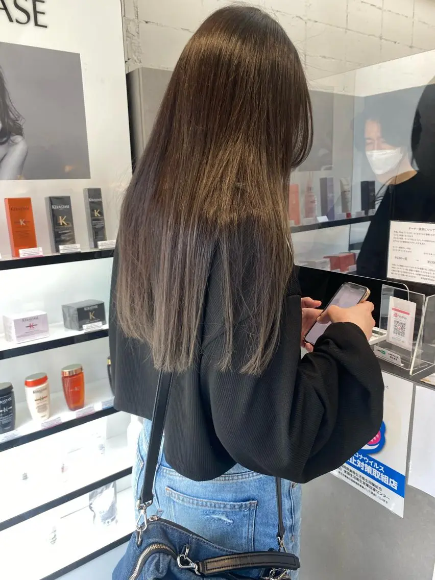 ロング カラー ヘアアレンジ トリートメント 韓国🇰🇷レイヤー カットオリーブカラーのヘアスタイル