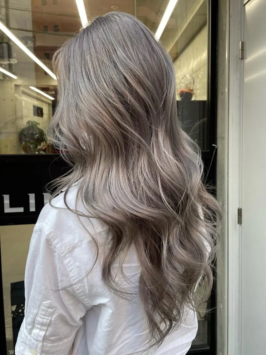ロング カラー アッシュ アッシュグレー アッシュグレージュ バレイヤージュ ベージュカラー 岡留 愛美のヘアスタイル