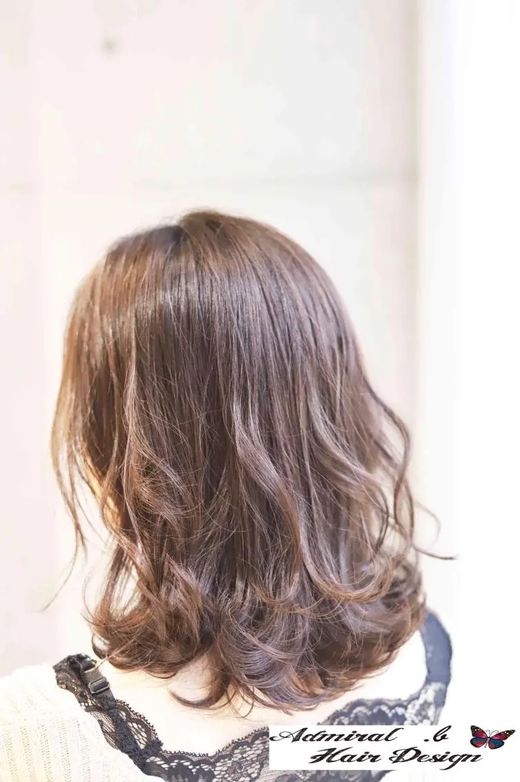 セミロング カラー アッシュ 外ハネヘア カット ヘアカラー トリートメント ヘアセット アドミラルYoshi oのヘアスタイル