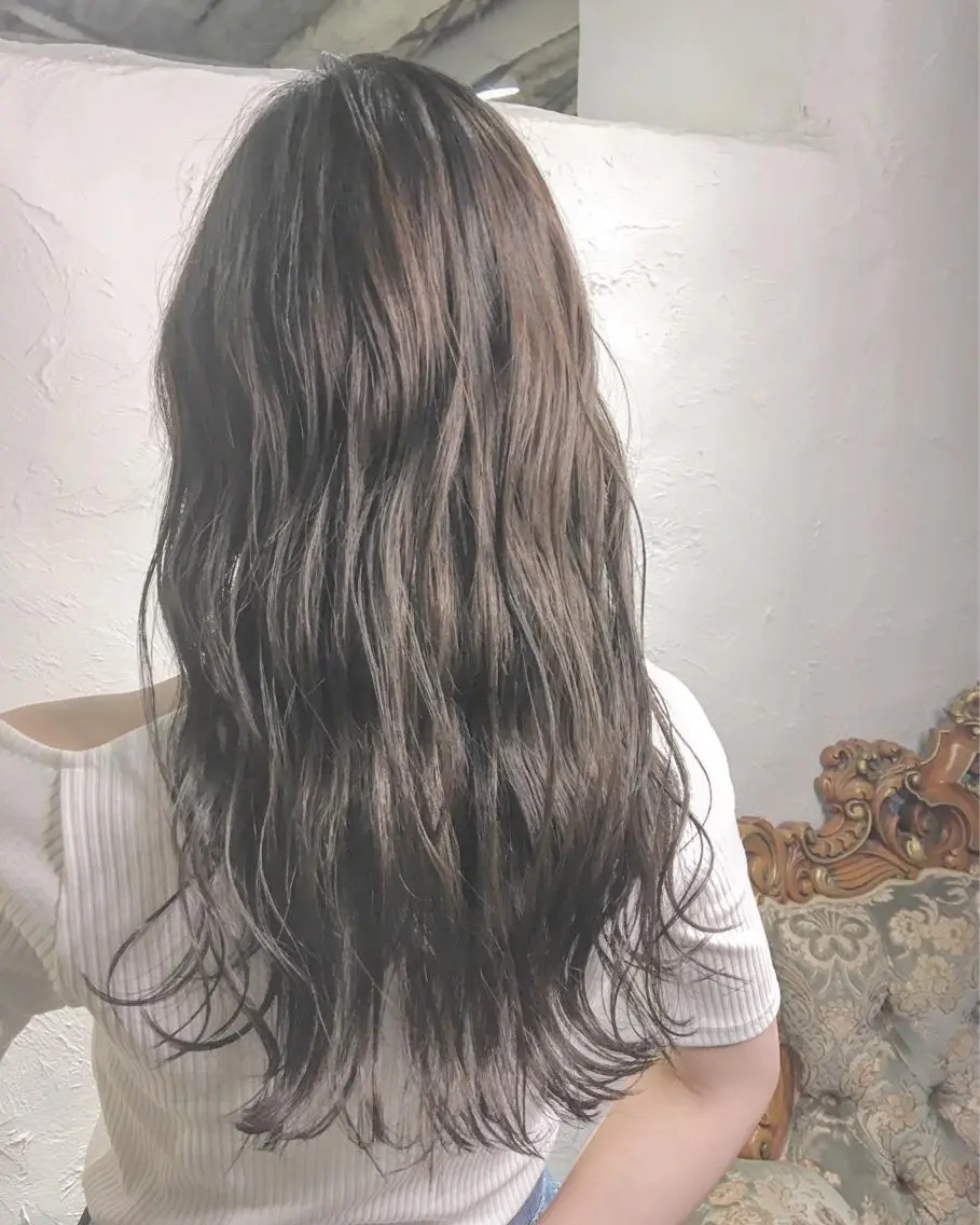 ロング カラー ヘアアレンジ アッシュ ベージュカラー グレージュ ハイライトカラー シルバー エグチ アキラのヘアスタイル