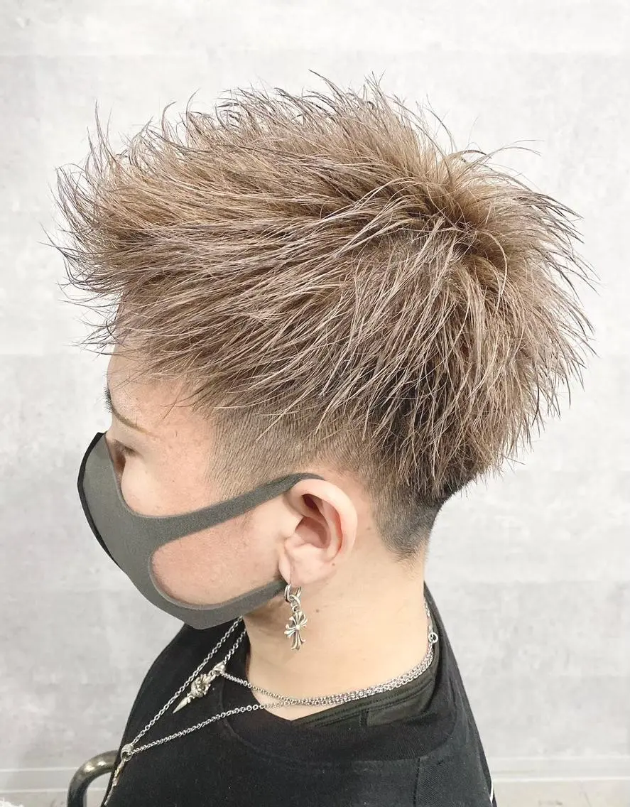 メンズ メンズバレイヤージュ メンズブリーチ センターパート メンズハイライト メンズインナーカラー ＿WHITE鳳店 アンダーバーホワイトのヘアスタイル