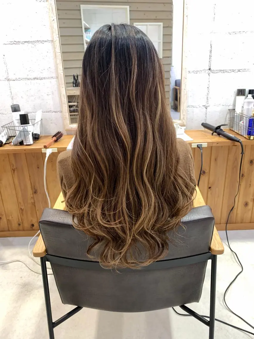 ロング レイヤーカット カット ヘアカラー くわやま まさきのヘアスタイル