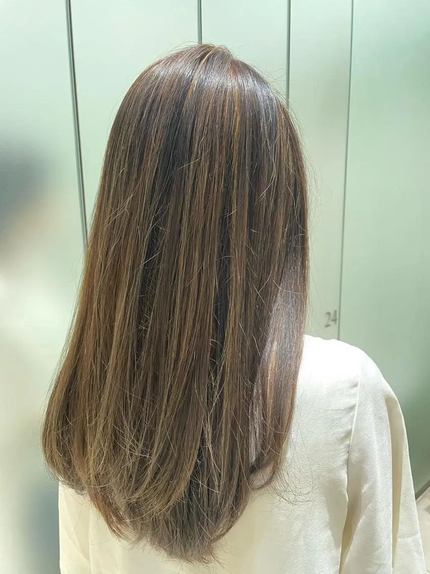 セミロング ハイライト Koharu 髪質改善カラーのヘアスタイル