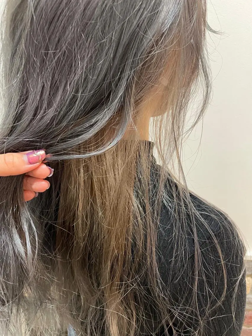 ロング カラー 透明感カラー 🩶🩵🩷AIRIのヘアスタイル
