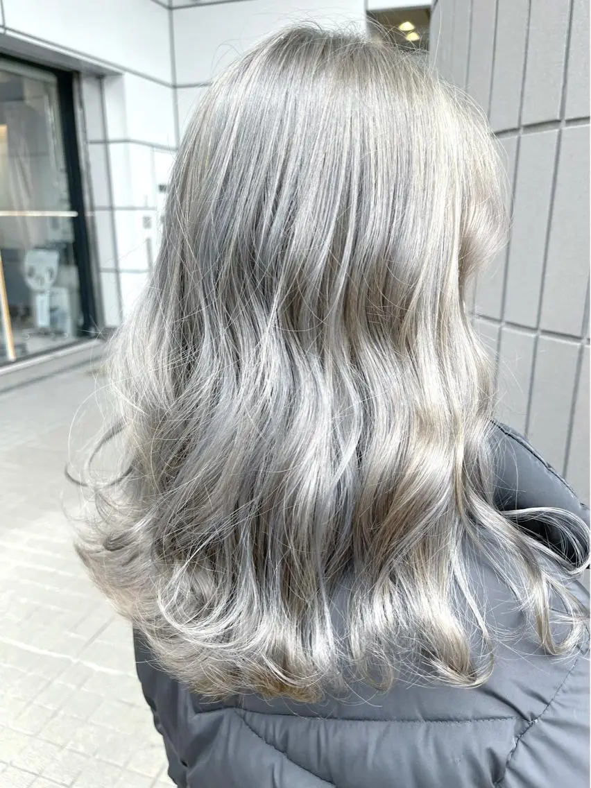 セミロング カラー シルバー ホワイトシルバー カット ヘアカラー トリートメント Zina天王寺 CHIAKIのヘアスタイル