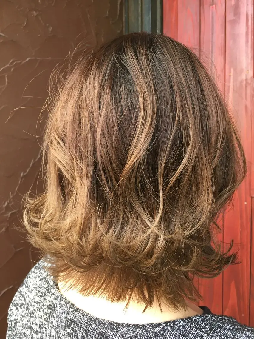 ミディアム カラー バレイヤージュ イルミナカラー レイヤーカット カット ヘアカラー トリートメント plaatje 義見のヘアスタイル