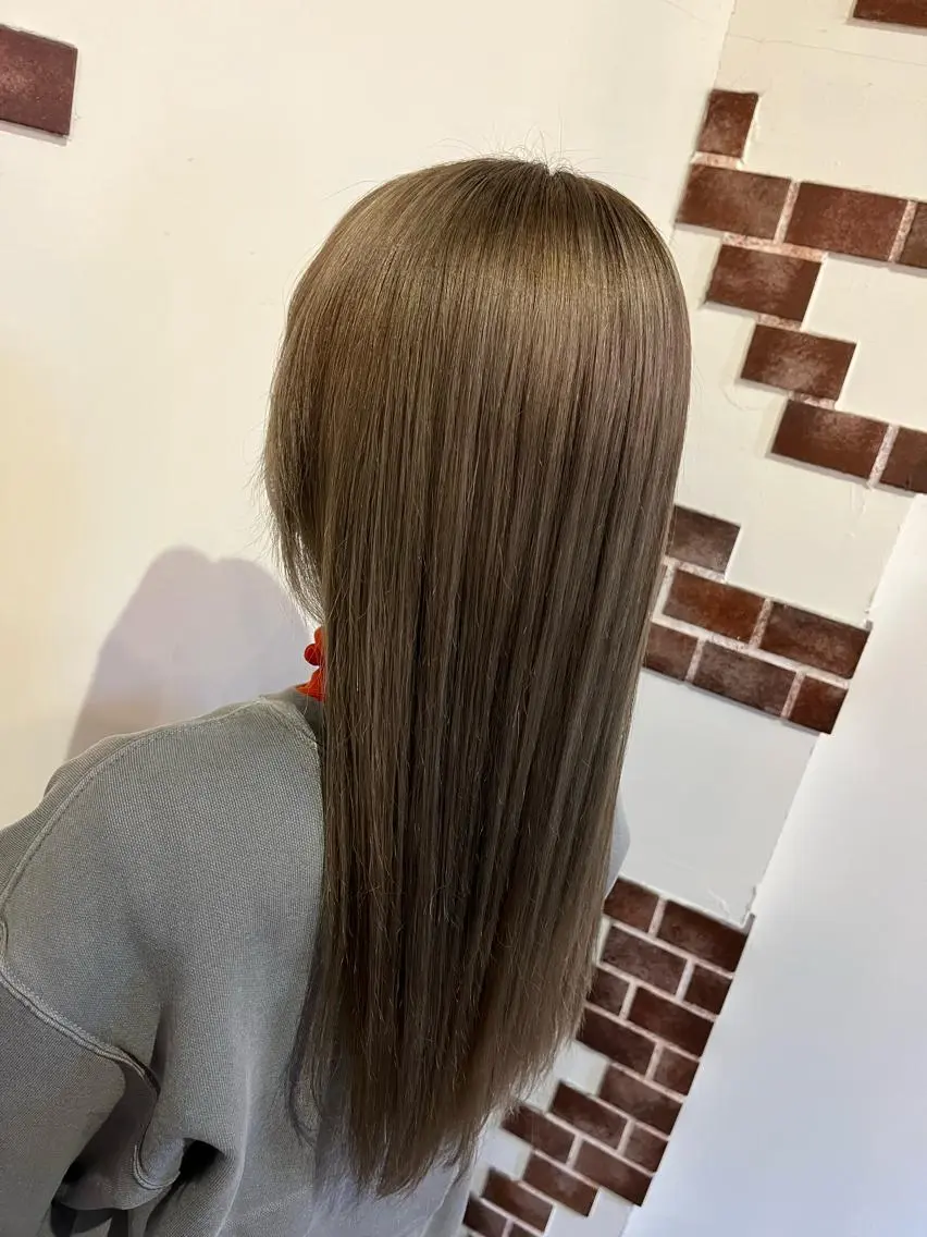 カラー グレージュ 松下 詩恵里のヘアスタイル
