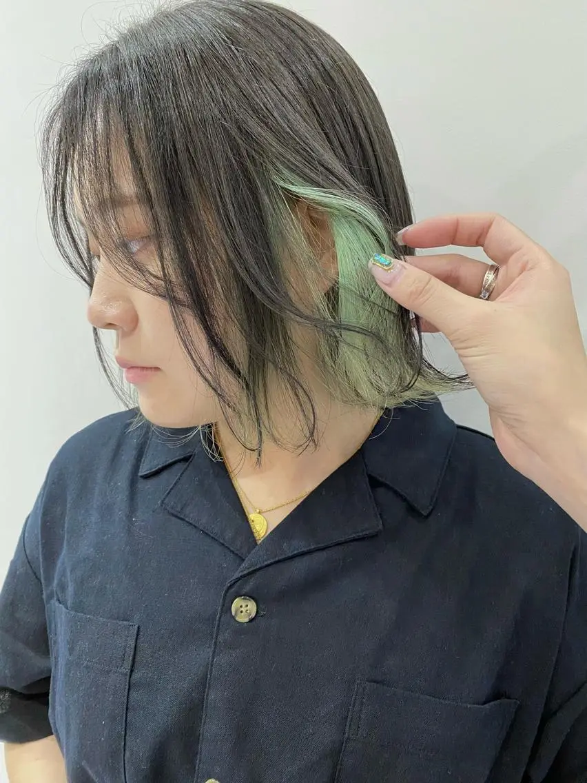 ミディアム カラー イヤリングカラー インナーカラー .. meiのヘアスタイル
