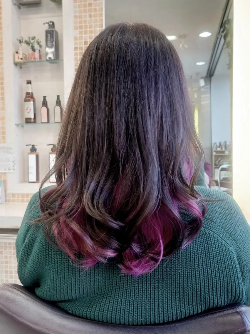 ミディアム カラー インナーカラー パープルカラー レイヤーカット 山田 賢二のヘアスタイル