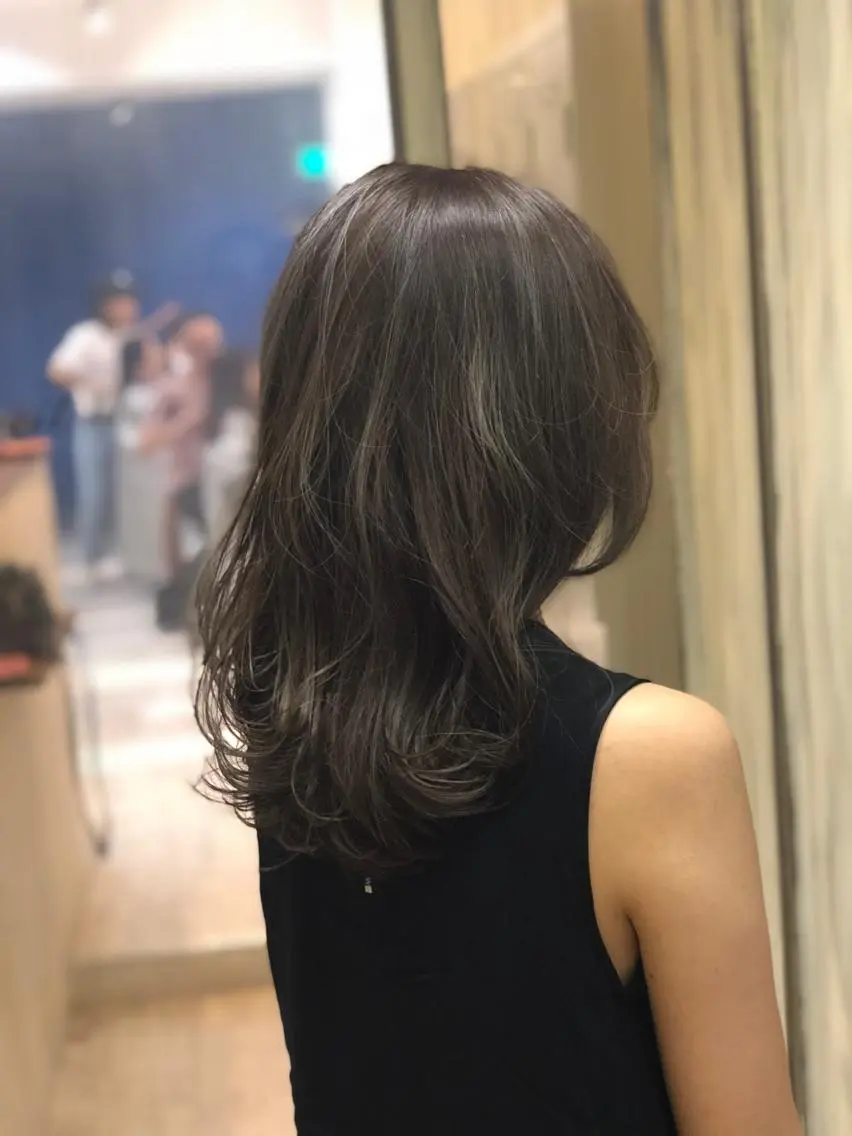 セミロング カラー アディクシーカラー ブリーチ特化 梅田本多翔のヘアスタイル