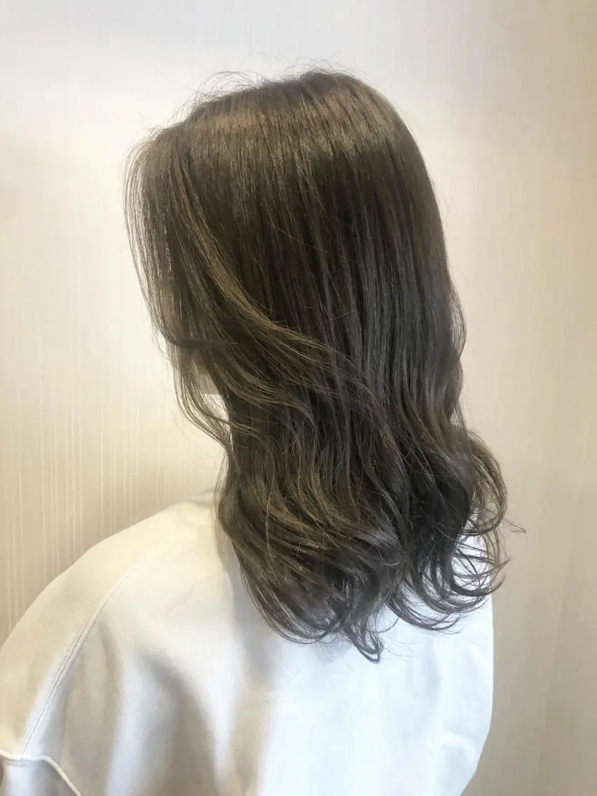 ミディアム カラー グレージュ カーキグレージュ カット ヘアカラー トリートメント 新井 友菜のヘアスタイル