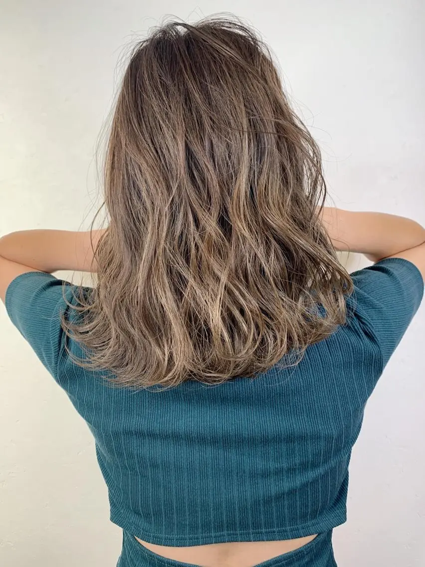 ミディアム アンダーバーホワイト 堺東店のヘアスタイル