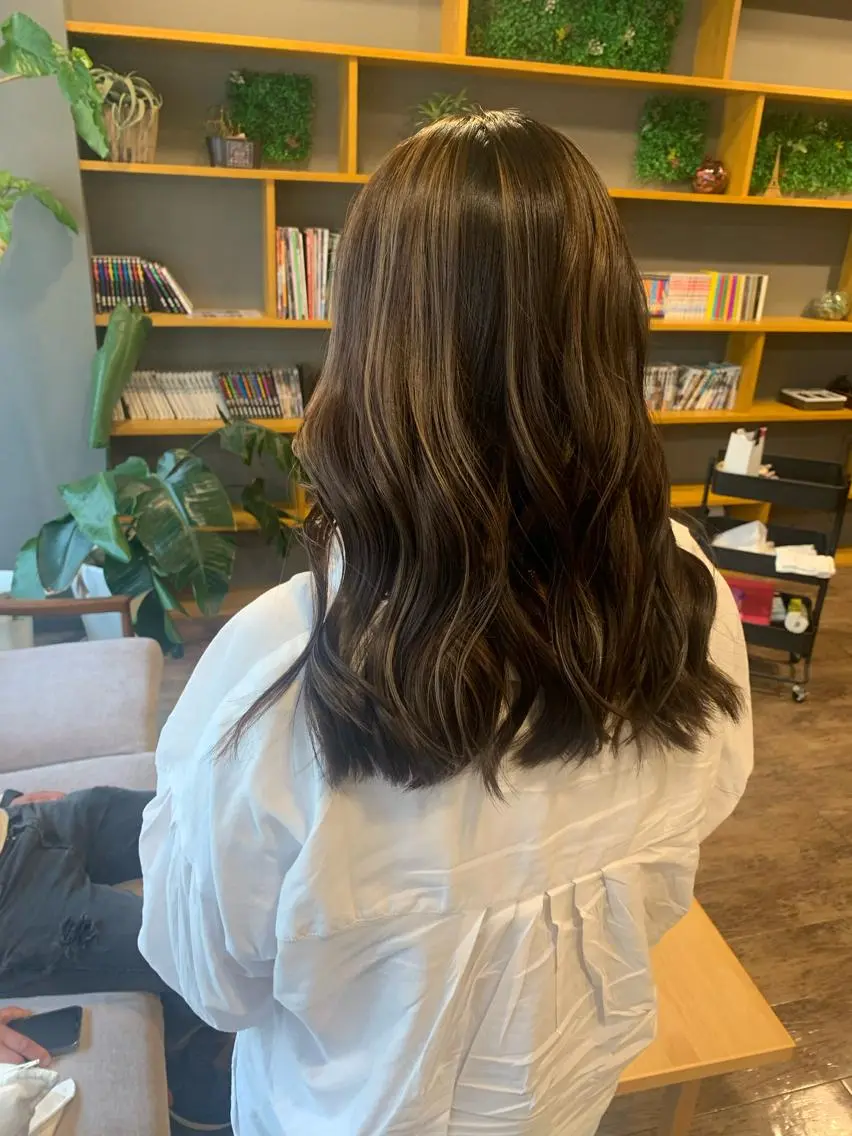 セミロング カラー ハイライトカラー ハイライト カット ヘアカラー トリートメント SHU NTAのヘアスタイル