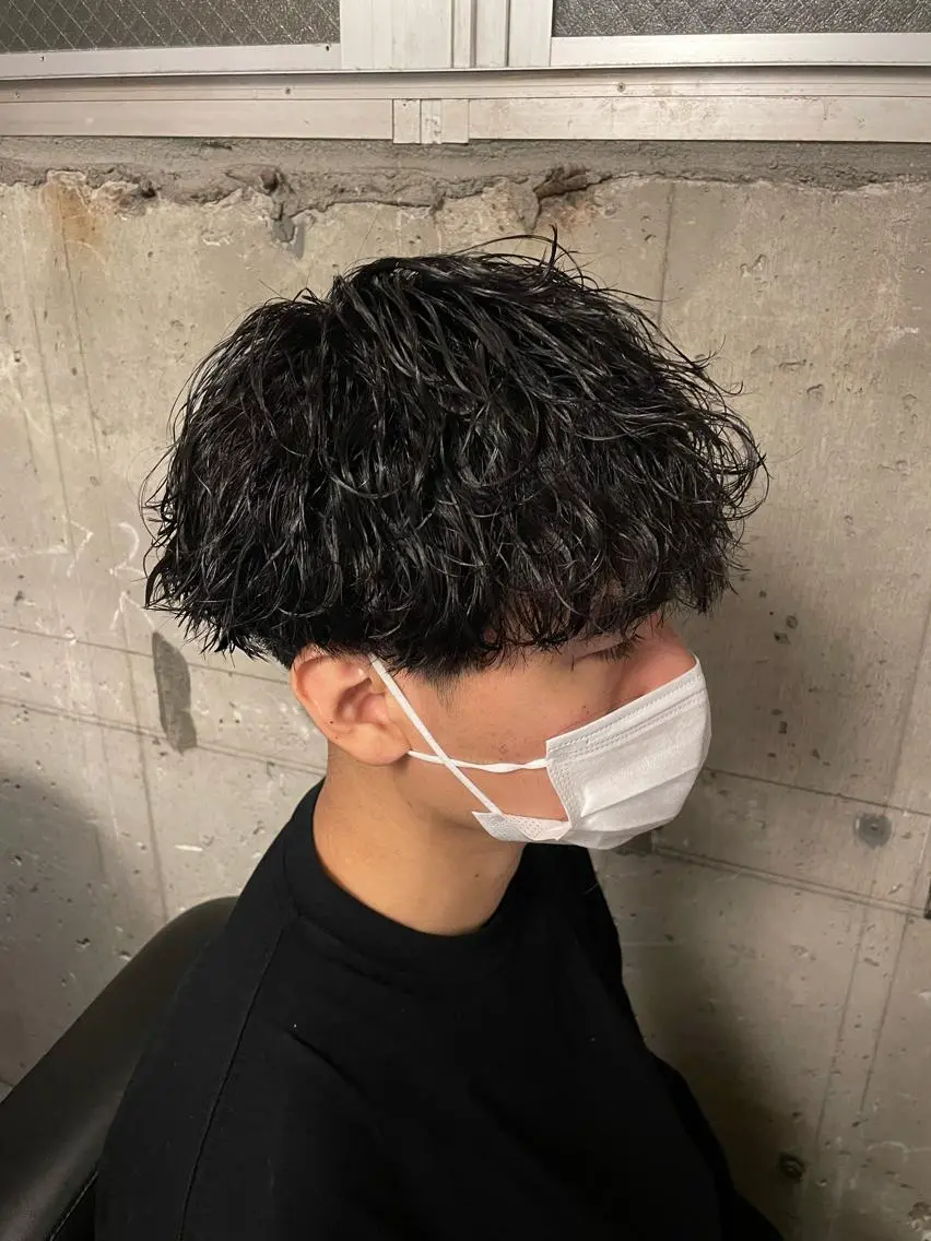 ミディアム パーマ メンズ ミディアムパーマ メンズパーマ 波巻きパーマ 村上 翔平のヘアスタイル