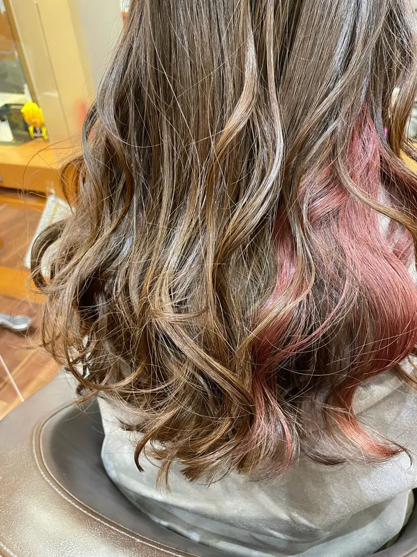 ロング カラー ブリーチ インナーカラー セト マユミのヘアスタイル