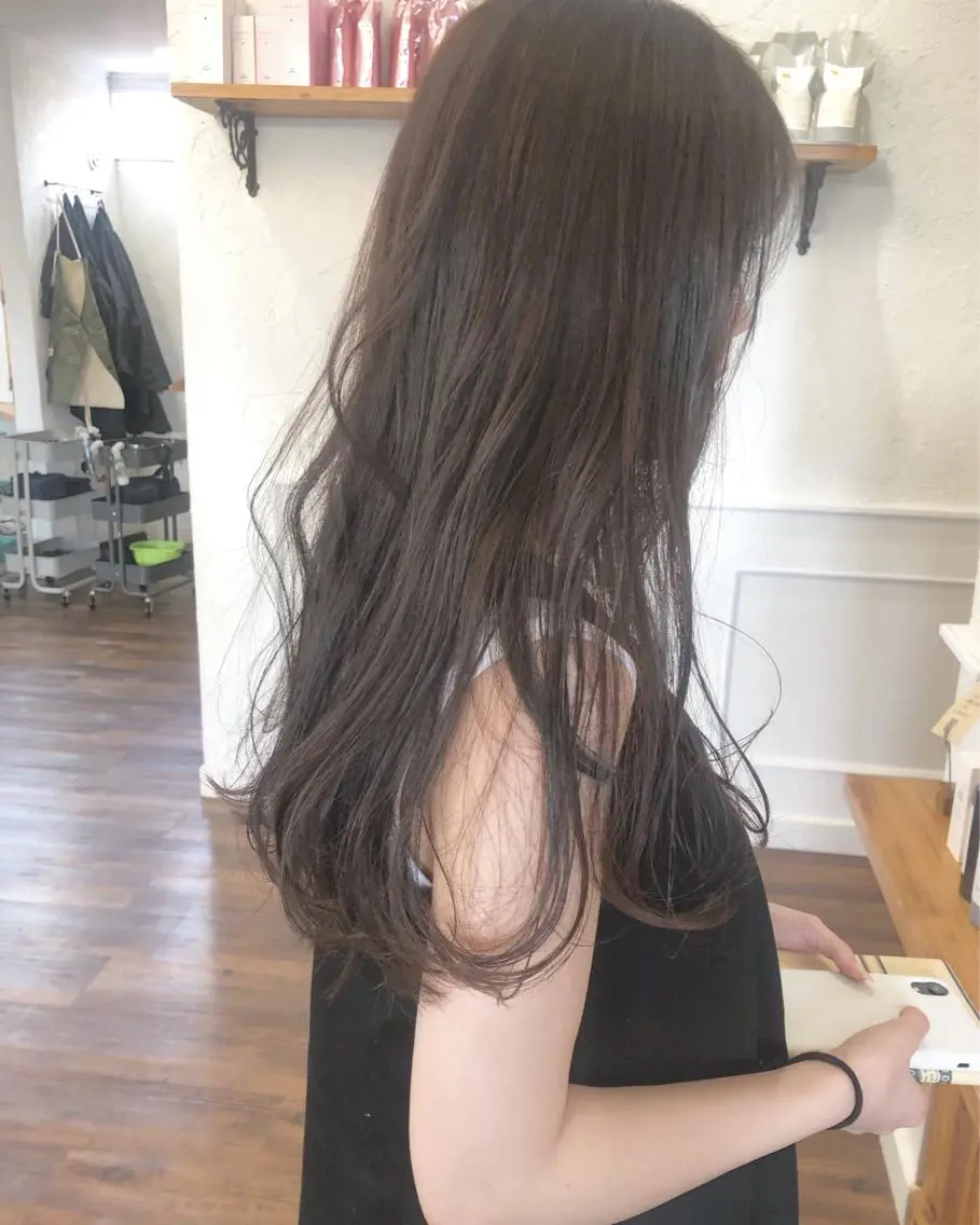 ロング カラー アッシュ アッシュグレー アッシュグレージュ グレージュ ヘアカラー トリートメント 江原 彩華のヘアスタイル