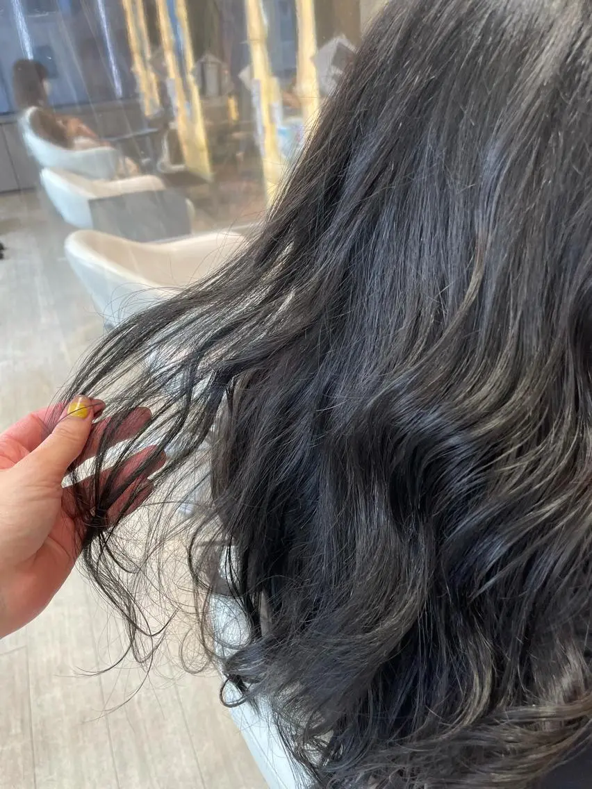 ロング カラー イルミナカラー カット ヘアカラー トリートメント 松佐 ゆかりのヘアスタイル