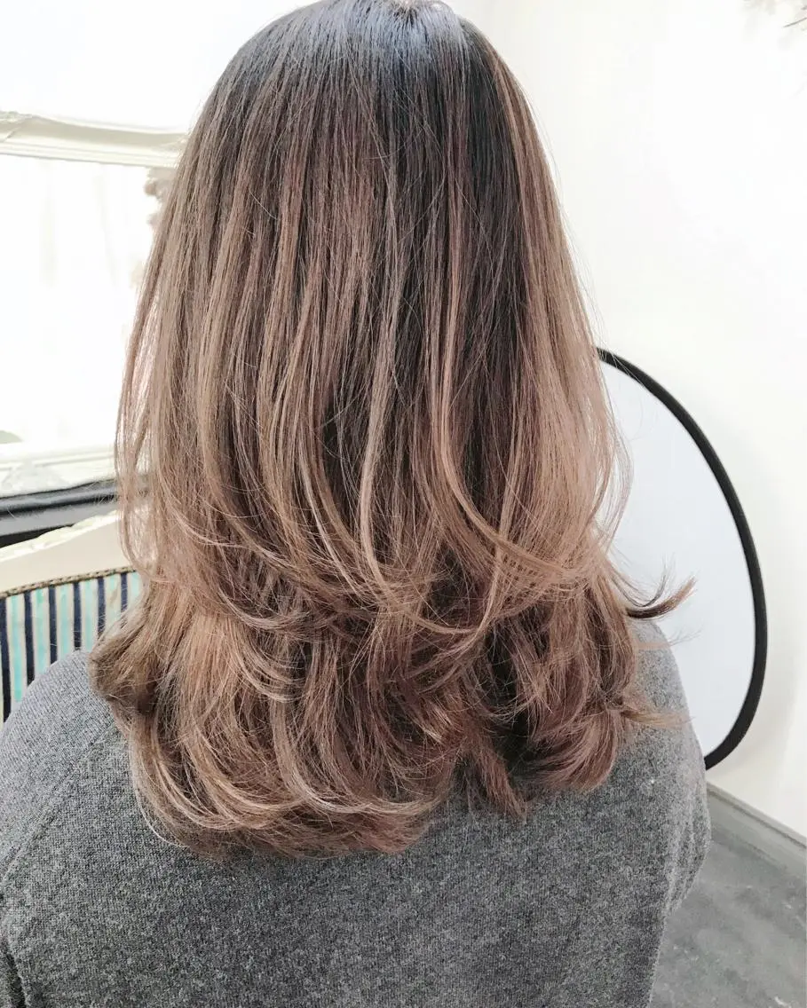 ミディアム カラー ヘアアレンジ お団子ヘア 結婚式・ブライダル 切りっぱなしボブ バレイヤージュ デザインカラー Mariana/ 鶴原-ハイライトのヘアスタイル