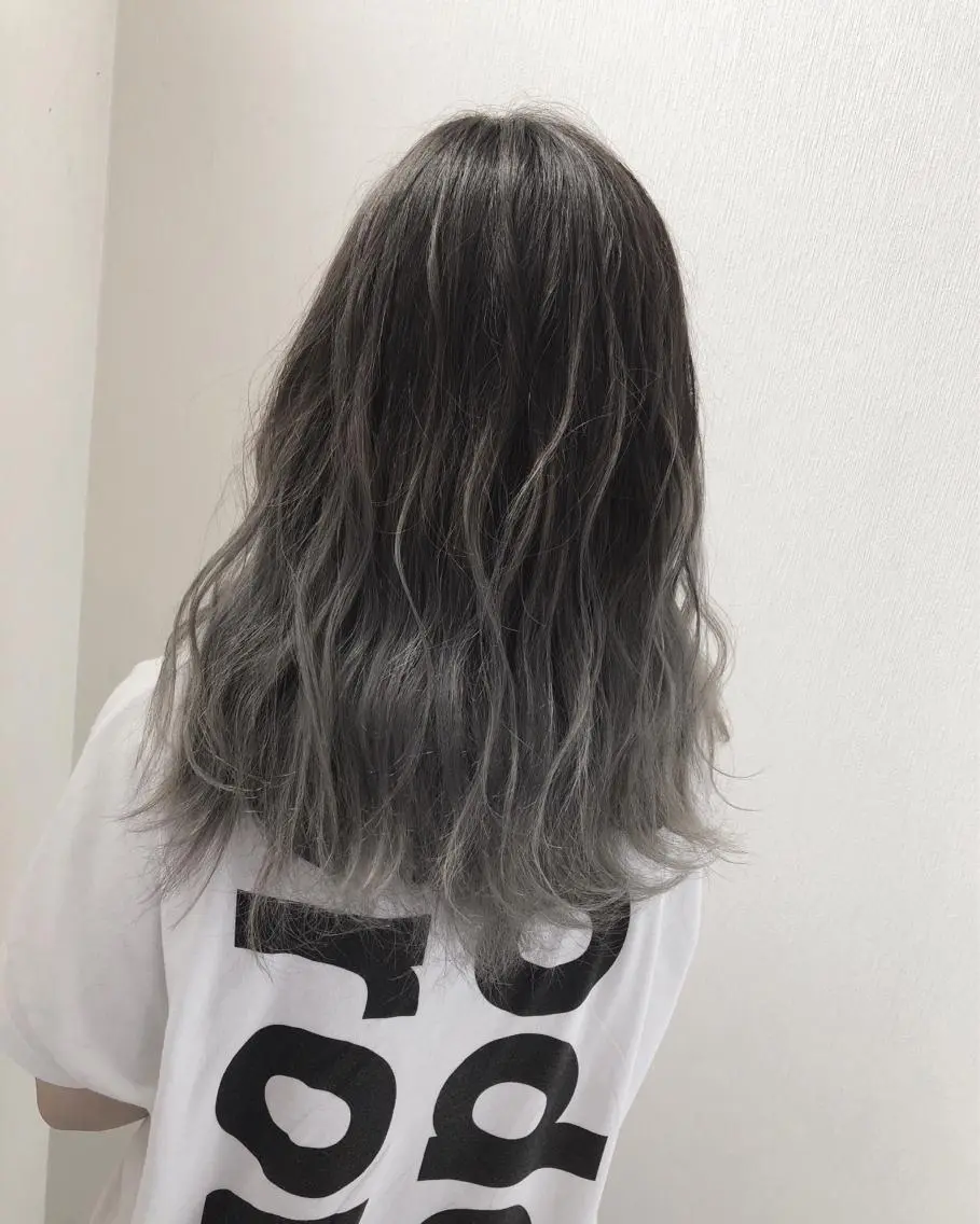 セミロング カラー ブリーチ グラデーションカラー シルバー 白井 つづりのヘアスタイル