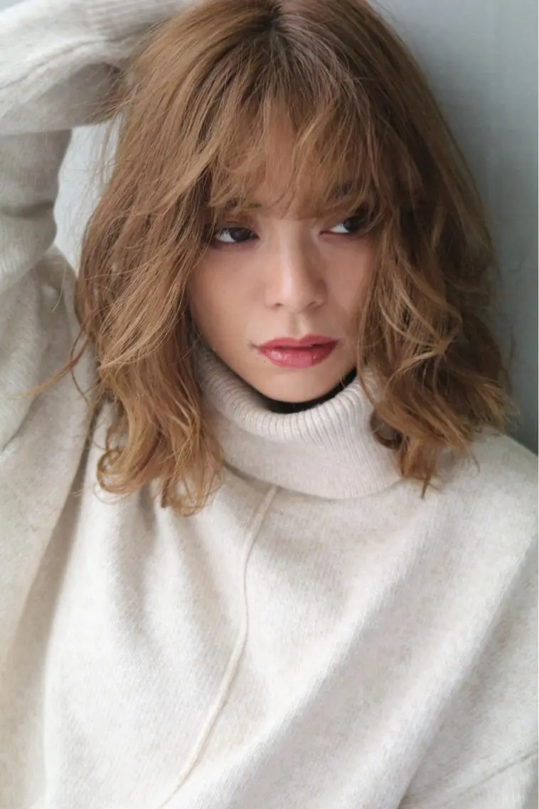 ミディアム カラー ブリーチ ハイトーンカラー ブリーチなしカラー ウルフレイヤーカット /チヒロのヘアスタイル