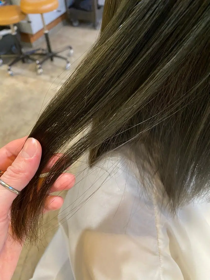 ミディアム カラー オリーブカラー 岡村 玲奈のヘアスタイル