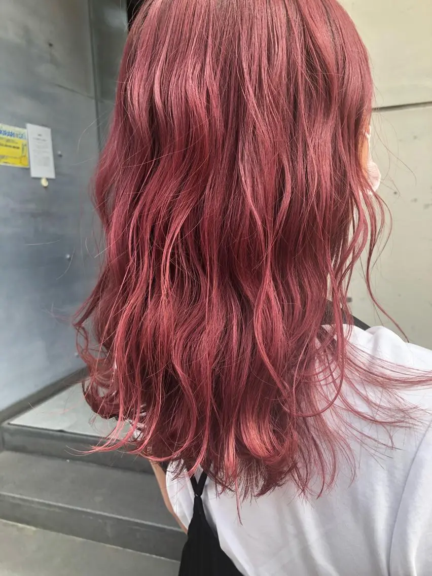 セミロング カラー ブリーチ ピンクカラー レッドカラー メンズ レイヤー ウルフ 弓木啓輔のヘアスタイル