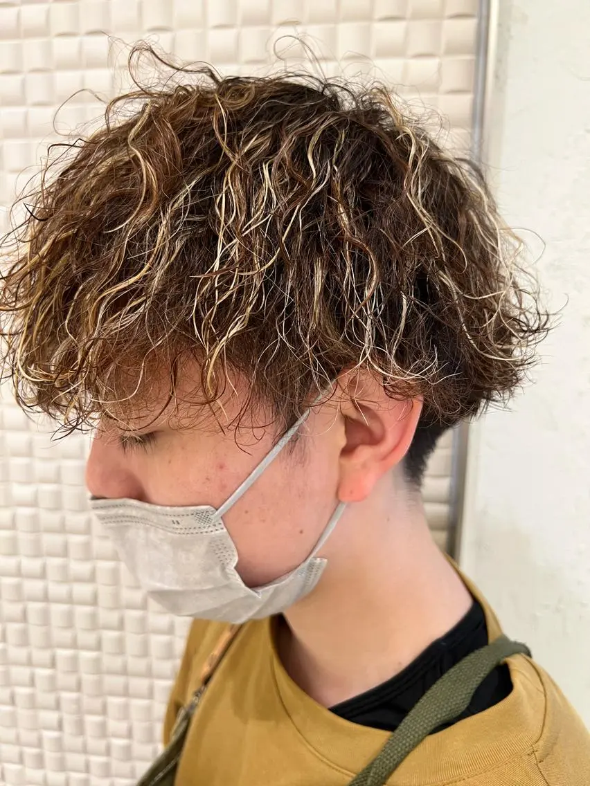 ミディアム ミディアムパーマ ハイライト 新宿メンズパーマ ヨモギダのヘアスタイル