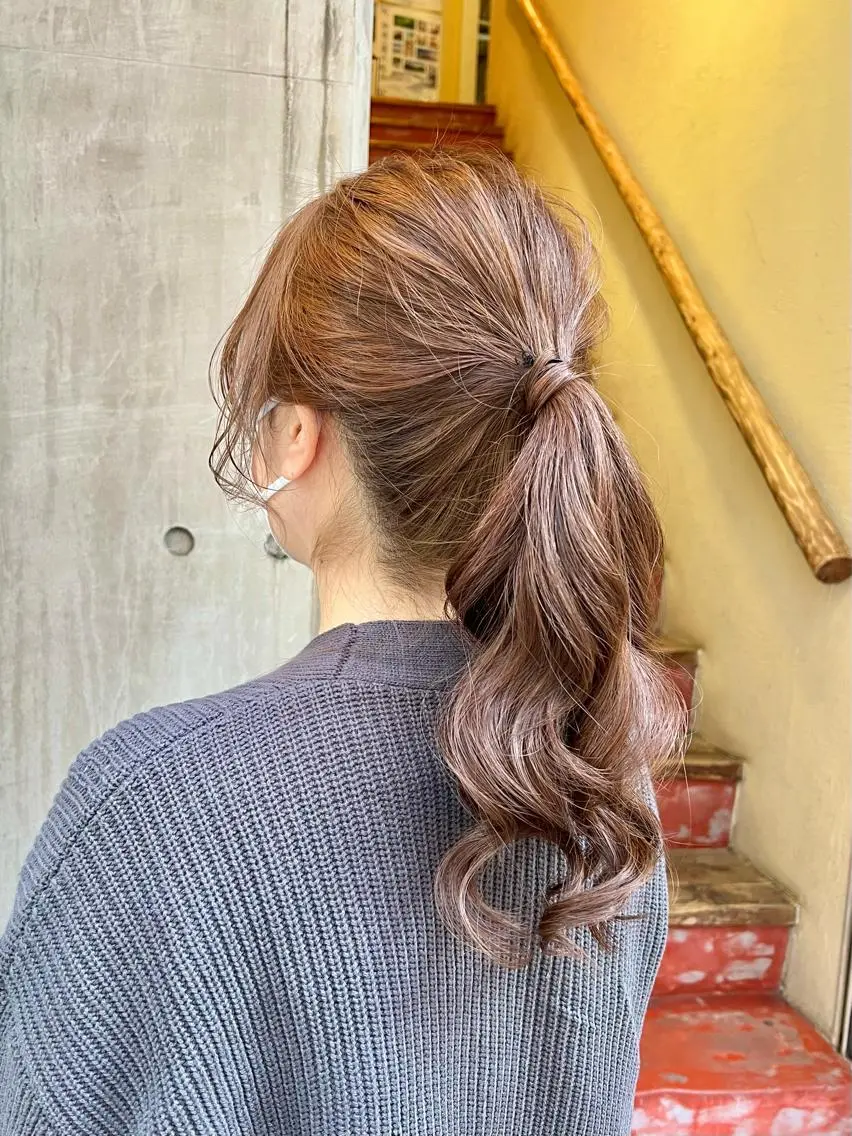 セミロング カラー ヘアアレンジ ポニーテール ベージュカラー モカベージュ 「sumi」 AMIのヘアスタイル
