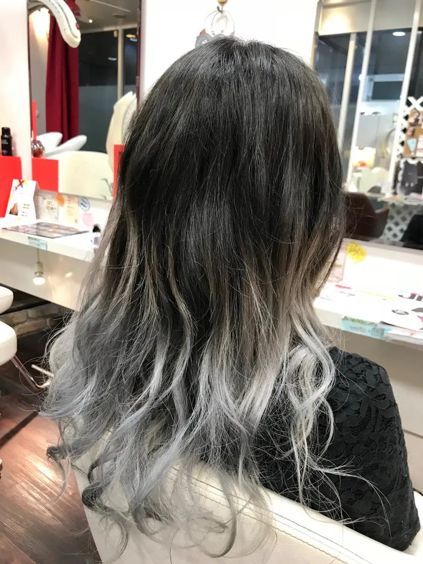 ロング カラー 岩谷/ブリーチ 🪽透明感カラーのヘアスタイル