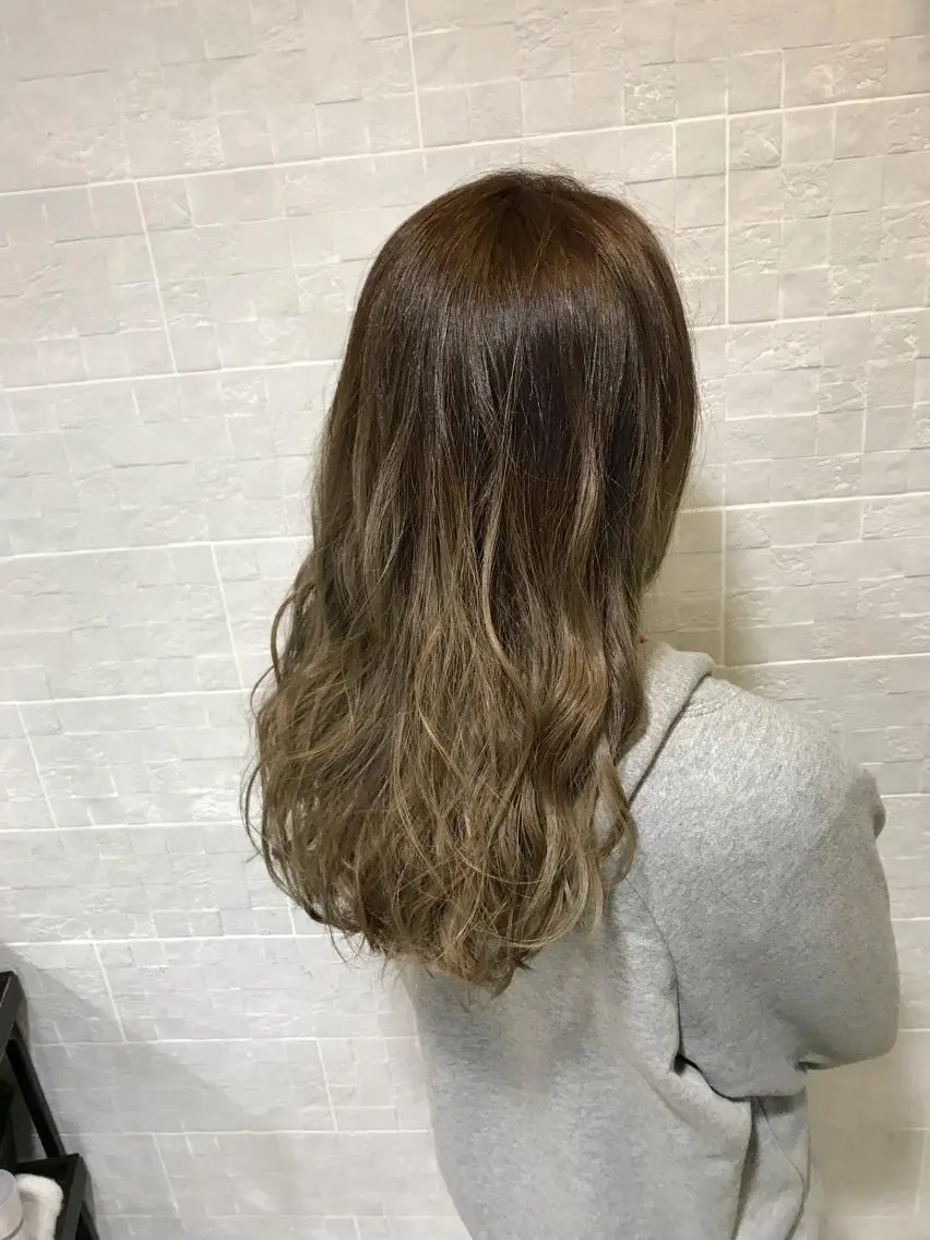 ロング カラー グラデーションカラー ハイトーンカラー カット ヘアカラー トリートメント ブリーチ特化 梅田本多翔のヘアスタイル