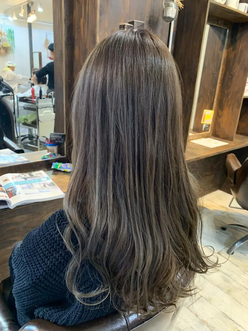ロング カラー アッシュ グレージュ ハイライトカラー ハイライト LoRE hair 四条河原町　西尾友里のヘアスタイル