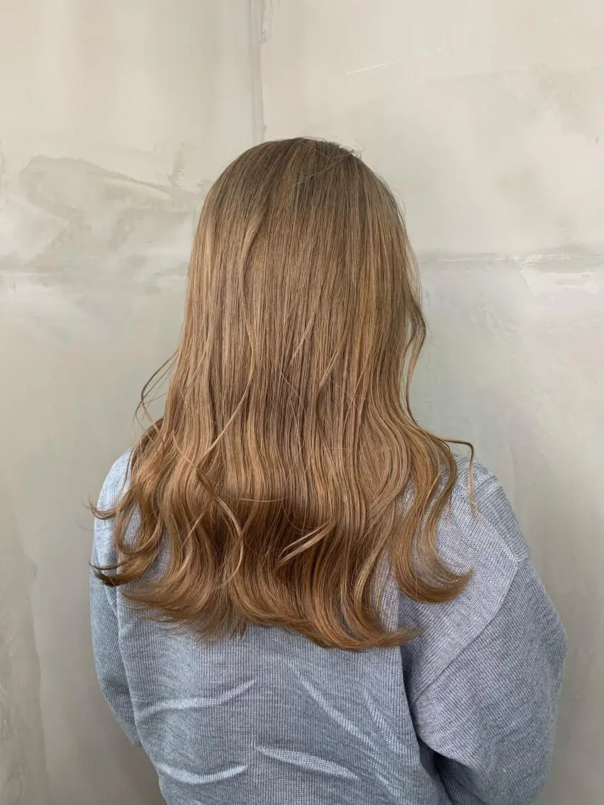 セミロング カラー アッシュ バレイヤージュ ベージュカラー ブロンド ブルーカラー ヘアカラー レイヤーカット/ 艶カラー/RYOMAのヘアスタイル